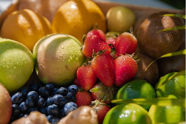 Green tea goes well with peaches, apples, mangoes, and berries.